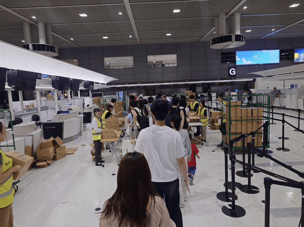 機場向旅客派糧水及睡袋。Facebook@BenWU 機場向旅客派糧水及睡袋。Facebook@BenWU