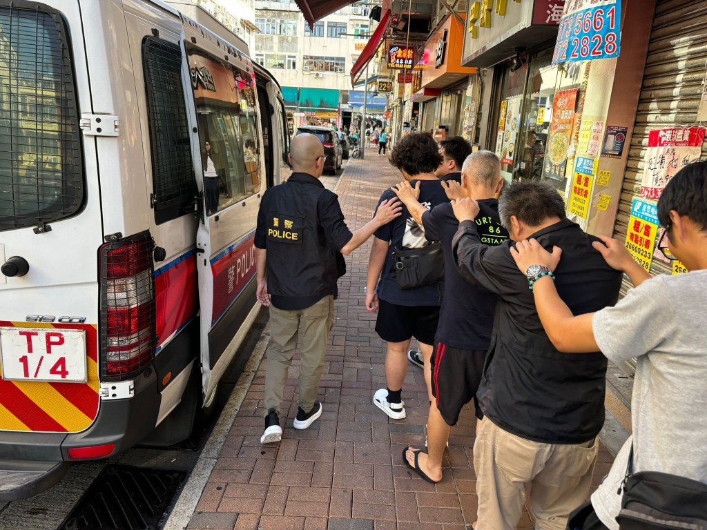 警大埔搗破非法釣魚機賭檔 負責人及4賭客被捕。警方圖片