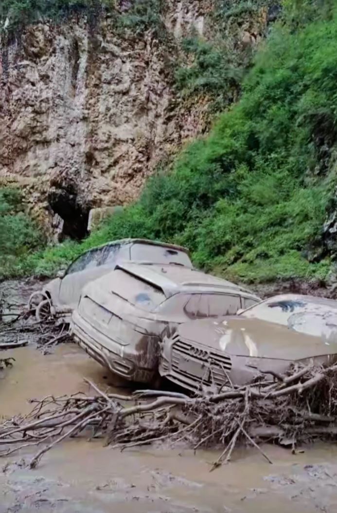 大批在景區露營的遊客走避不及，部份被山洪沖走。