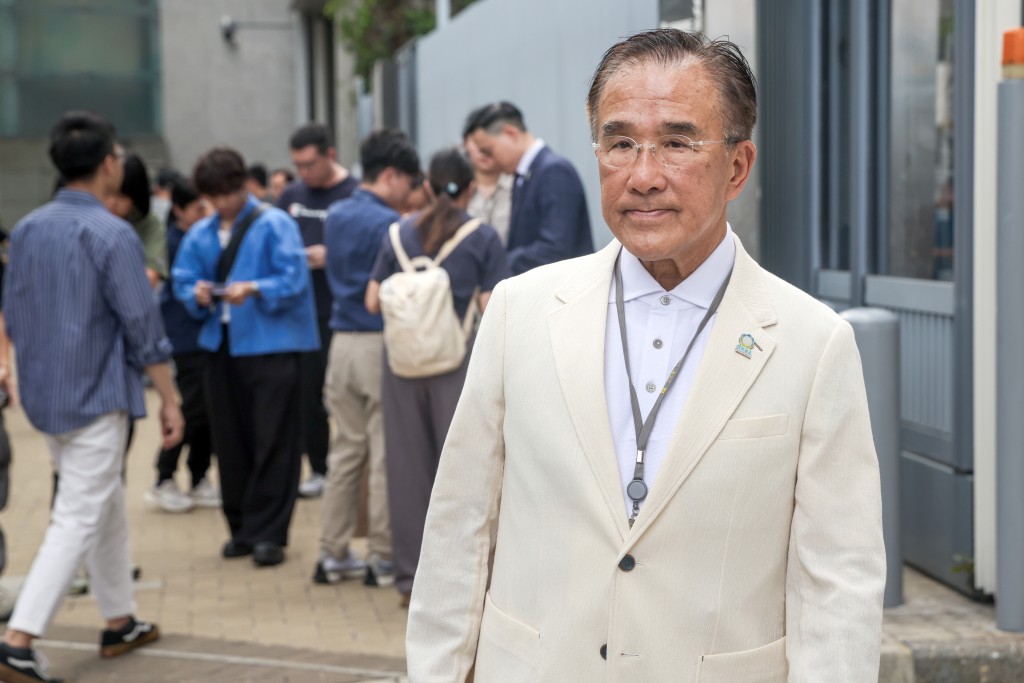 田北辰形容董建華是「一代偉人」，具備政治家的遠見、風範及胸襟，更是帶他踏入政治圈子的伯樂。