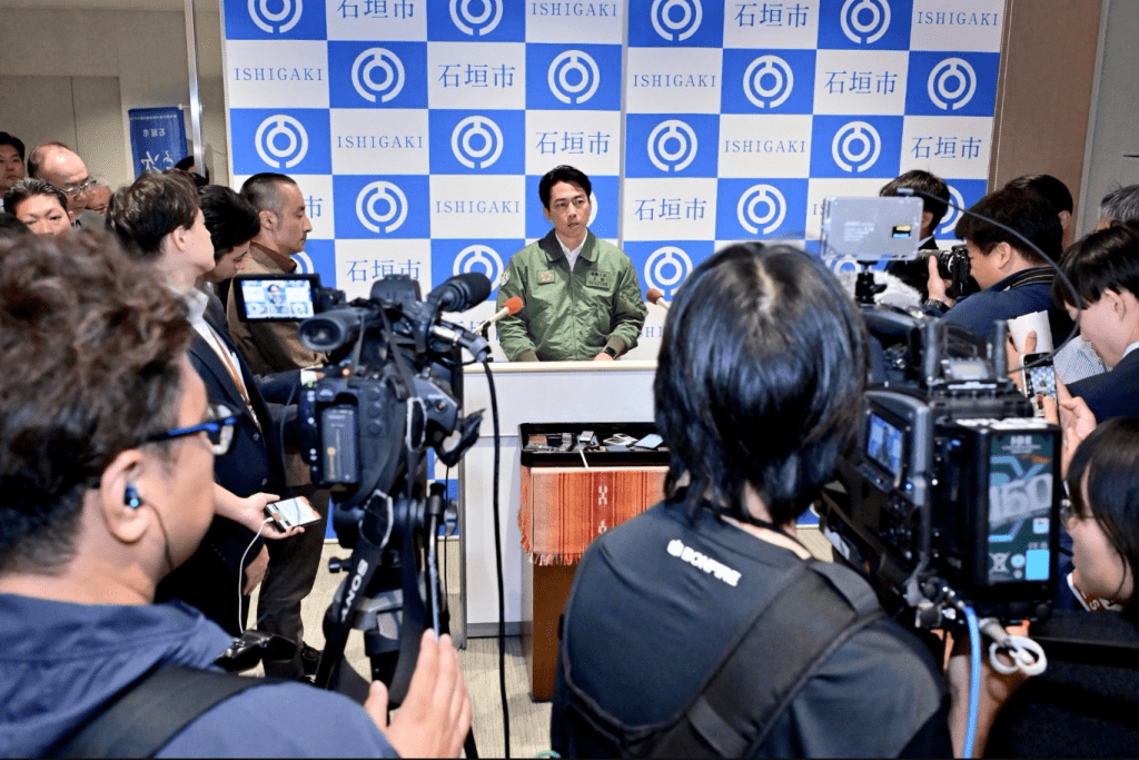 小泉進次郎前往沖繩視察自衛隊設施。X@shinjirokoiz