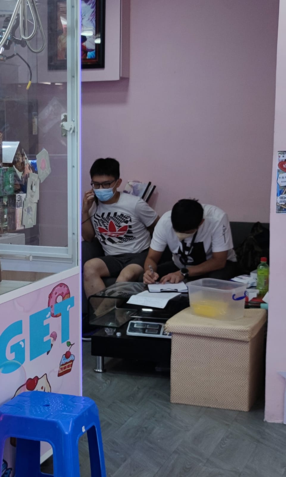 職員協助調查。梁國峰攝