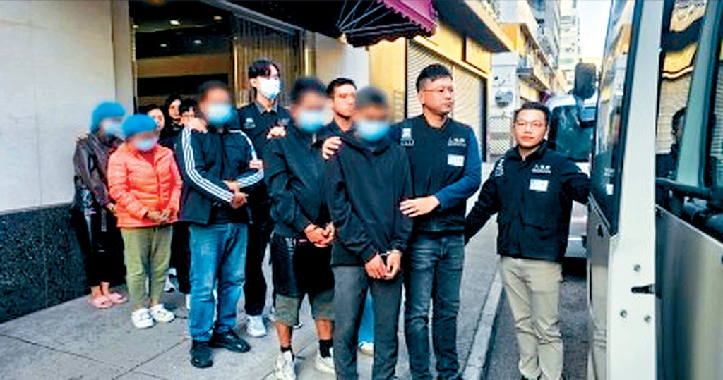 入境處人員拘捕懷疑非法勞工。