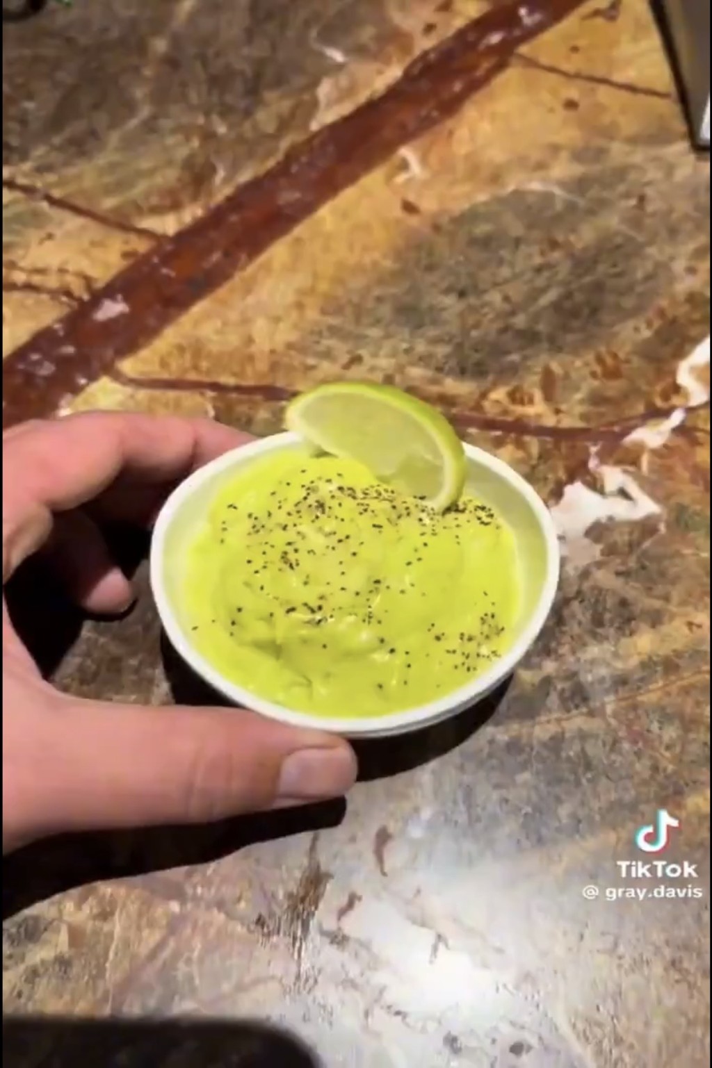 蛋的部份与牛油果等打成沾酱。  TikTok@gray.davis