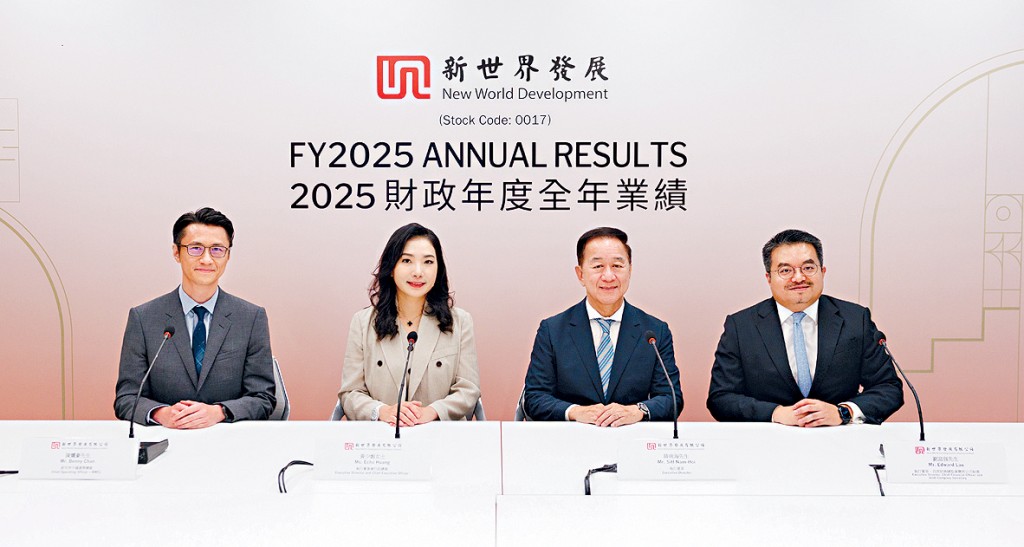 黃少媚(左二)表示，新世界財務漸回穩，近期完成再融資及新增貸款，將有助專注發展本業。