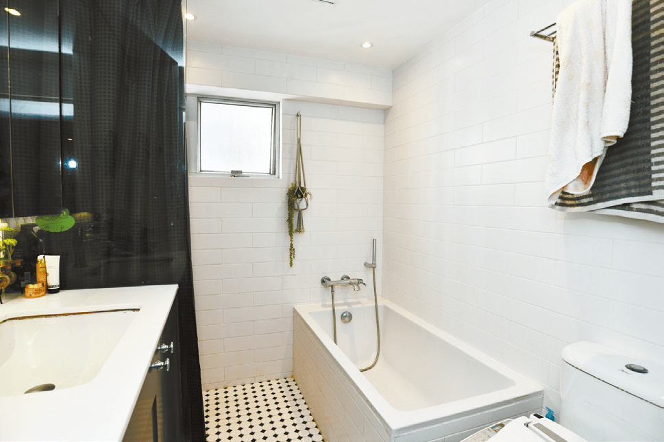 浴室採以黑白風格，型格時髦。