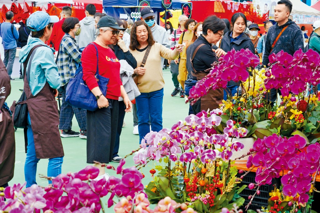 不少市民到維園年宵市場選購年花,有花檔老闆預計今年生意額比去年增加2至3成。