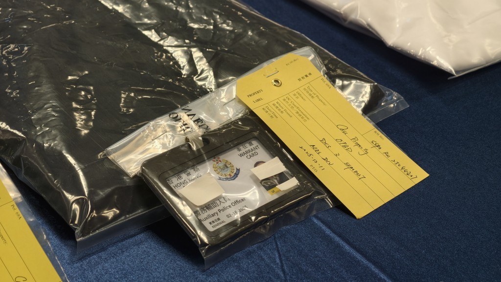 警方檢獲偽造香港警察委任證及假內地執法人員證件。 警方檢獲偽造香港警察委任證及假內地執法人員證件。