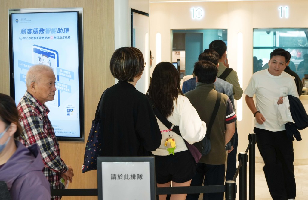 市民排隊購買六合彩。資料圖片