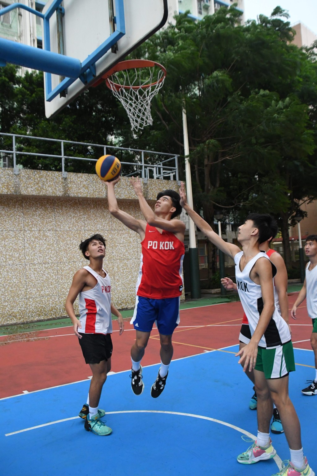 3人籃球重視鏟籃博犯規。 本報記者攝