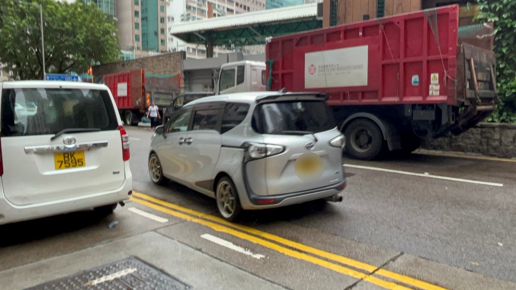 司機駕走七人車到車房檢驗。楊偉亨攝