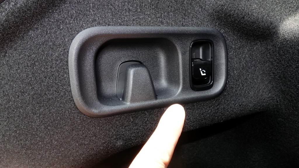 平治Mercedes-AMG C63 S E-Performance車尾廂內置按鈕以便收摺後座椅背