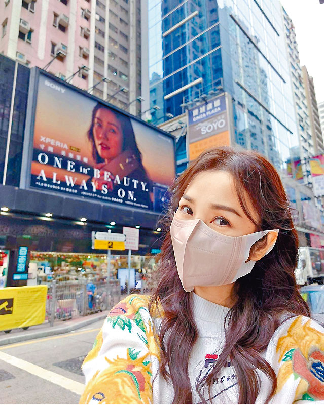 ■Kay與自己的巨型廣告玩自拍，心情大靚。