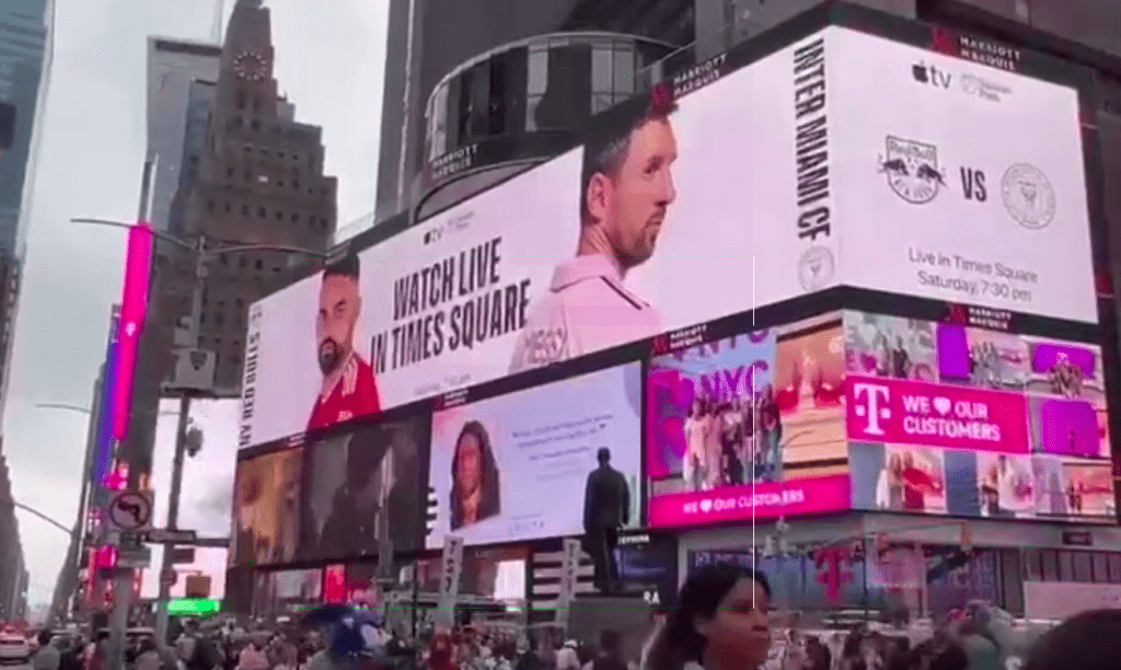在纽约时代广场的大屏幕，更有即时转播今场球赛。网上图片