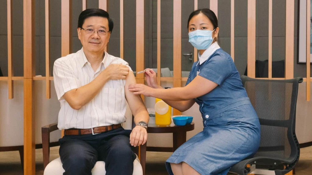 行政長官李家超率領多名主要官員身體力行接種季節性流感疫苗。李家超FB圖片