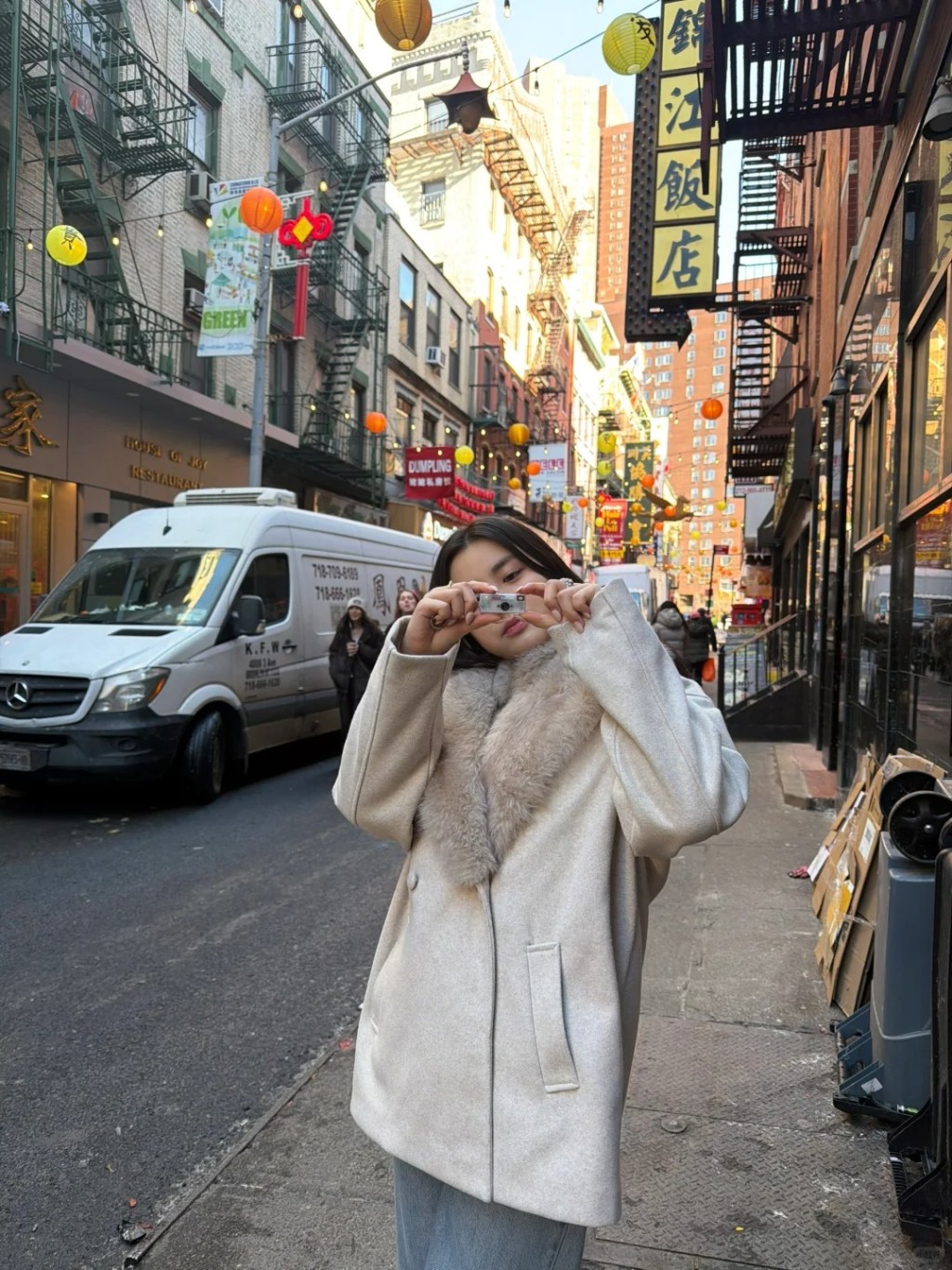 姚焯菲在唐人街,四處蹓躂拍照。 姚焯菲在唐人街,四處蹓躂拍照。