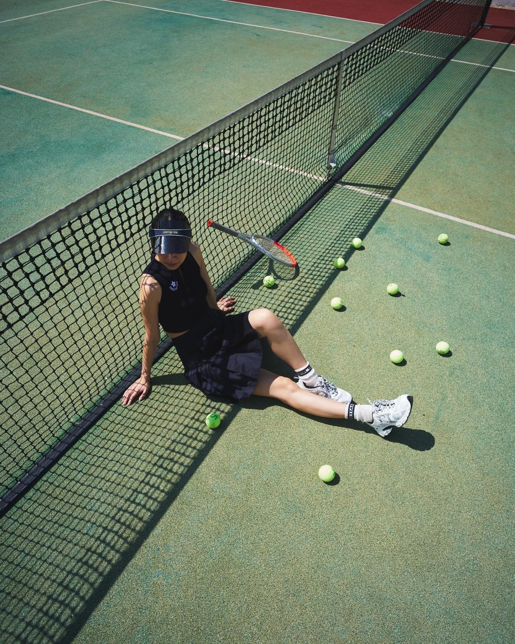 早前为Dior拍摄，还在网球场。