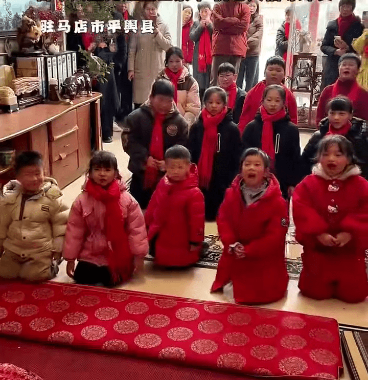 河南104歲人瑞近百子孫磕頭拜年，場面溫馨感人。