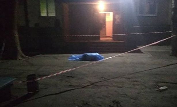 男子墮樓壓死1歲男童。網上圖片