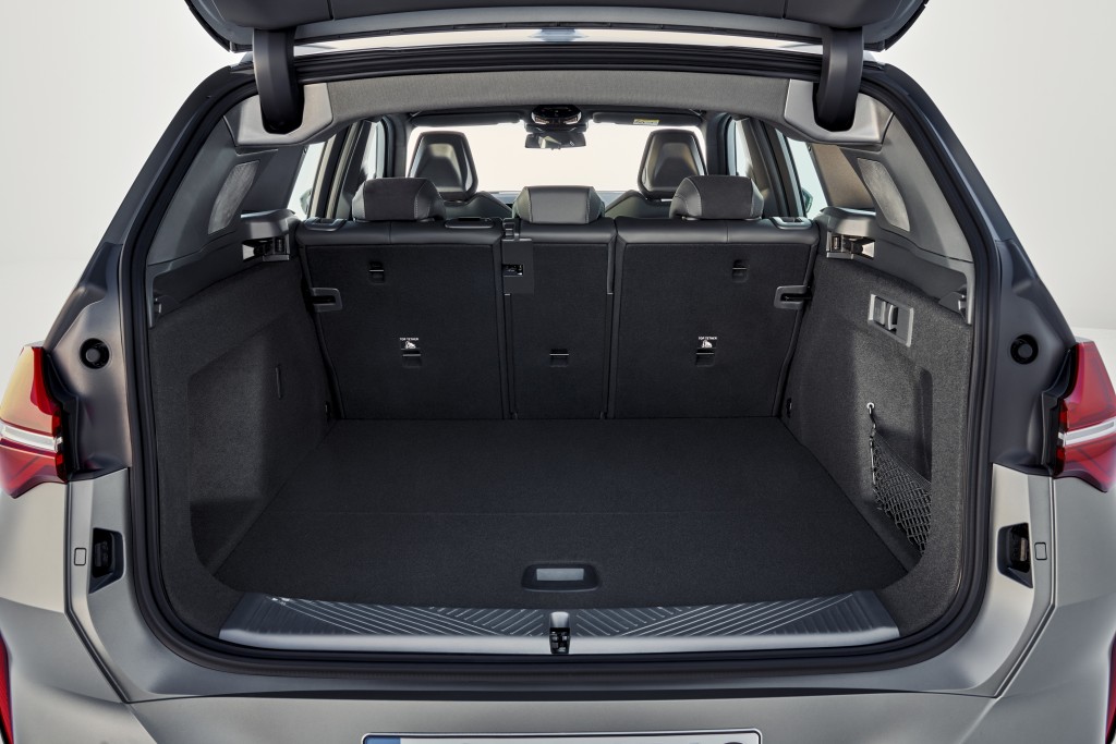 新一代寶馬BMW X3 SUV登場，行李箱容量比上代增20升至570升，摺疊後座椅可擴大至1,700升。