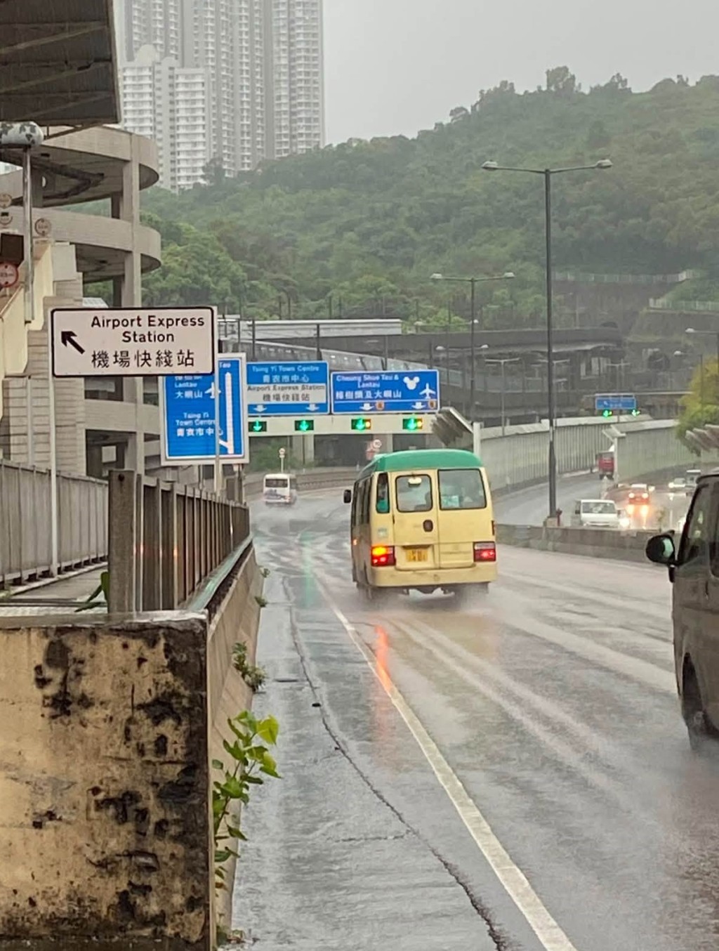 渠務署緊急應變隊伍完成處理青荃路近青衣港鐵站的水浸個案。fb「下水水 Drainy」圖片 渠務署緊急應變隊伍完成處理青荃路近青衣港鐵站的水浸個案。fb「下水水 Drainy」圖片