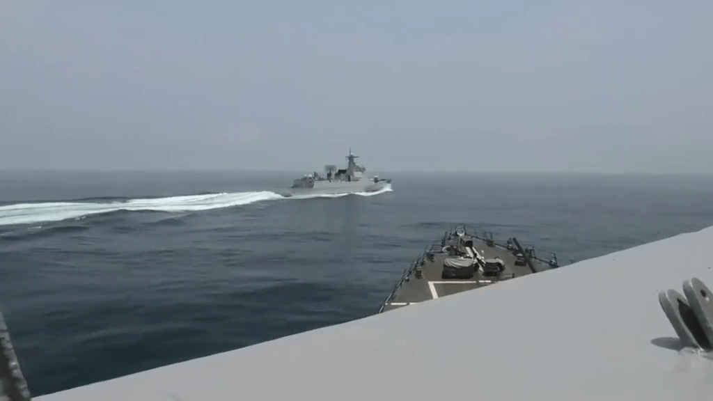 美國海軍4日深夜公布解放軍艦「蘇州號」3日橫切美軍驅逐艦「鍾雲號」船頭前方的30秒影片。AP