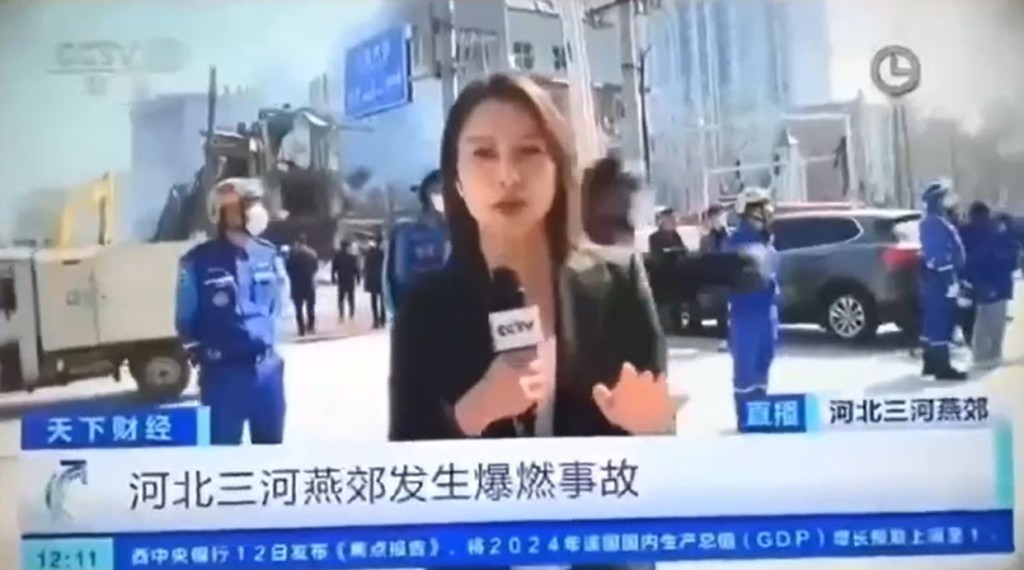 央视记者在爆炸现场进行直播。(央视截图)