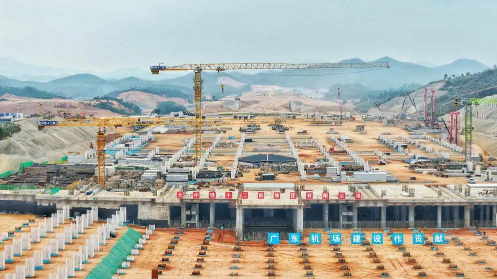 粤港澳大湾区新枢纽广州新机场动工，预计2030年落成。