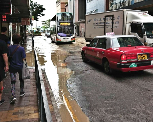 香港仔大道爆水管。facebook南区交通图片