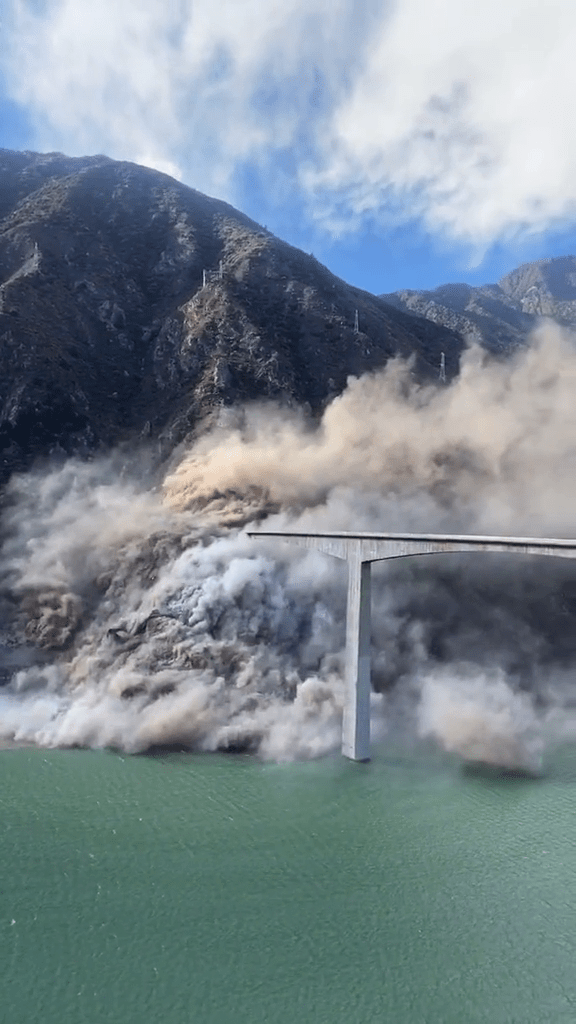 四川阿壩紅旗特大橋垮塌。