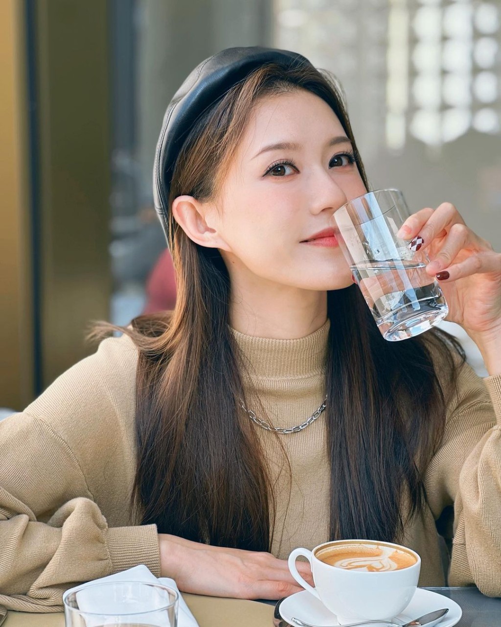 29岁“六合彩女神”罗雪妍（Uki）在TVB处境剧《爱．回家之开心速递》中饰演接龙财务部职员Gigi，经常与“怪鸡Fanny（张盈悦饰）”孖公仔出场，让人留下深刻印象。