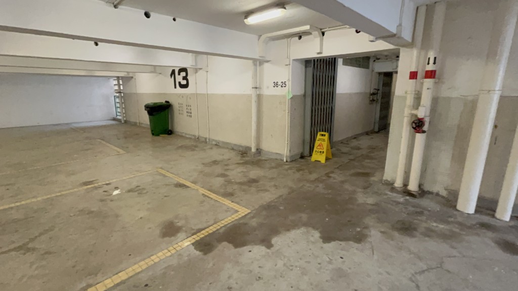 13楼现场血迹已被清走。杨伟亨摄摄