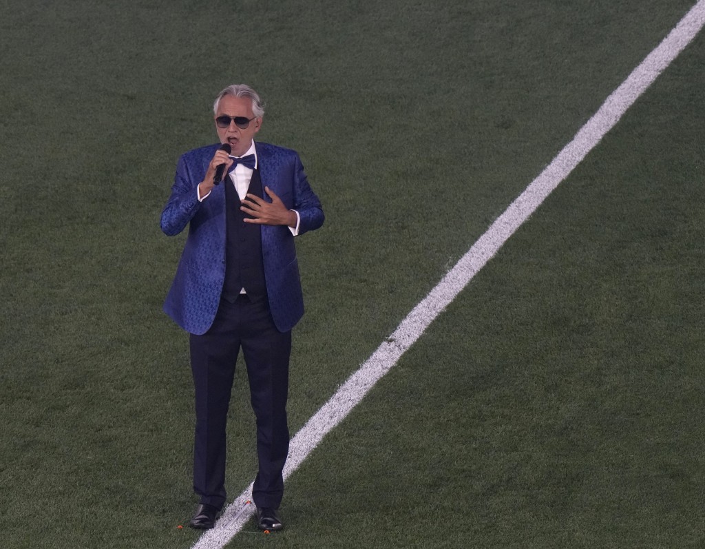 意大利失明男高音Andrea Bocelli於揭幕禮獻唱。AP