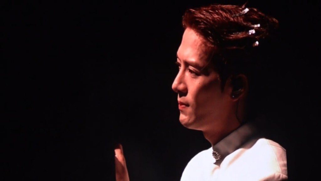 王嘉爾流下男兒淚。