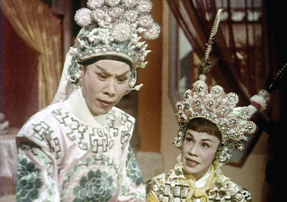 任劍輝（左）是一代粵劇名伶。