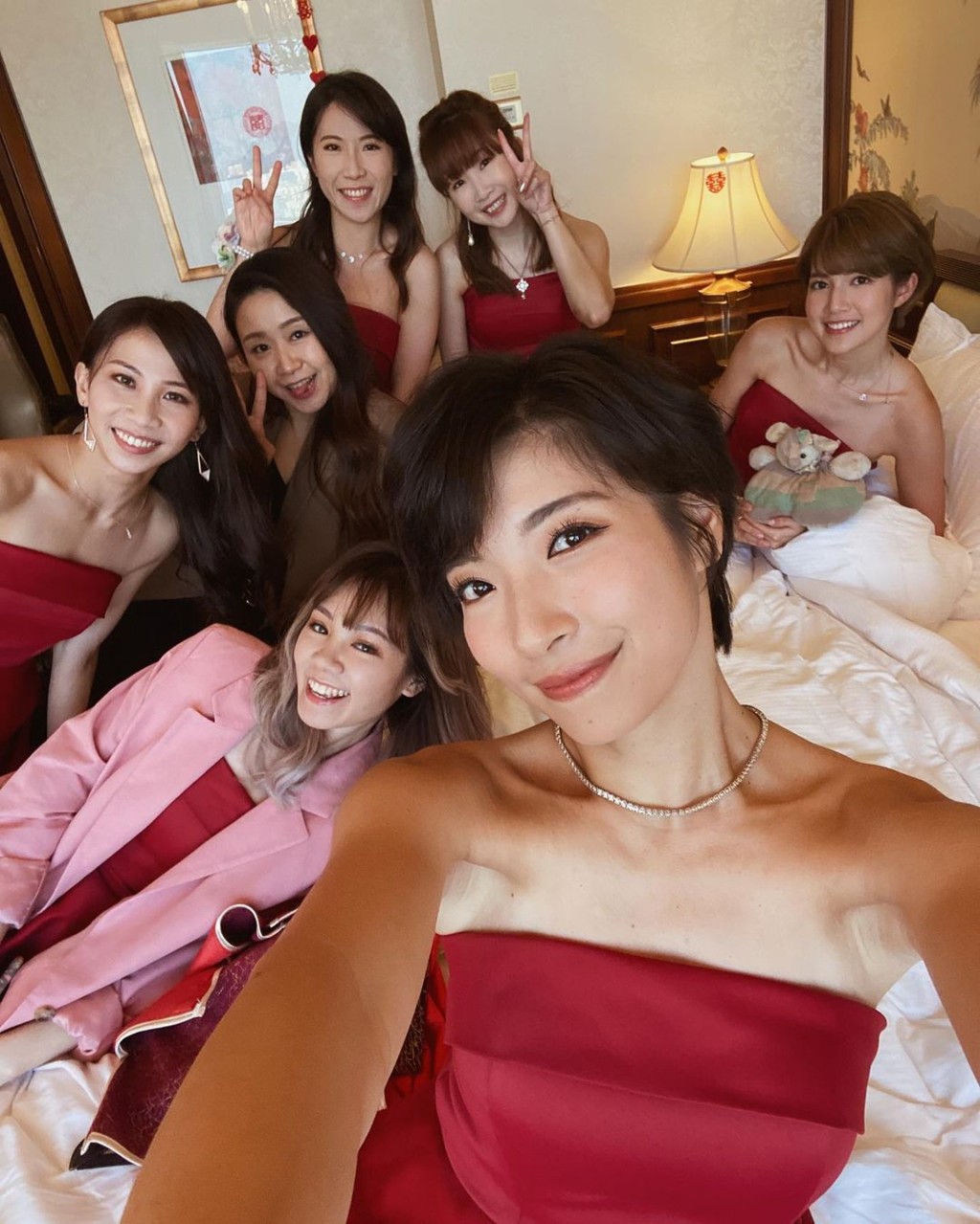 As One隊友蘇皓兒（右一）和陳葦璇（前）都有做姊妹。
