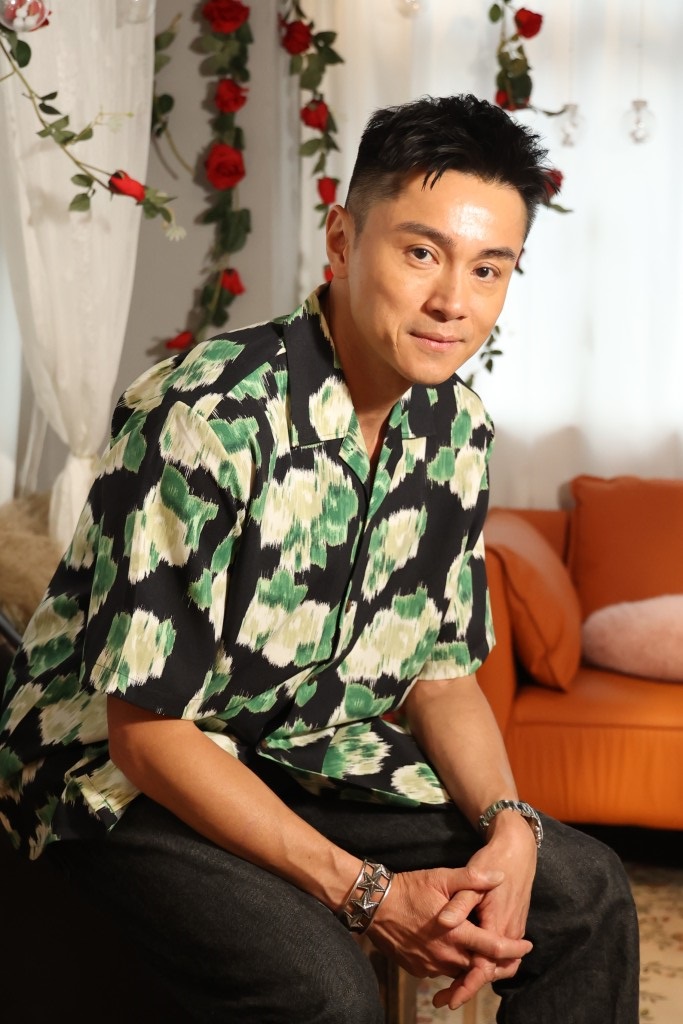 黃浩然透露其角色是《愛·作戰》的延續，也是演蠱惑仔，仲要錫古天樂！
