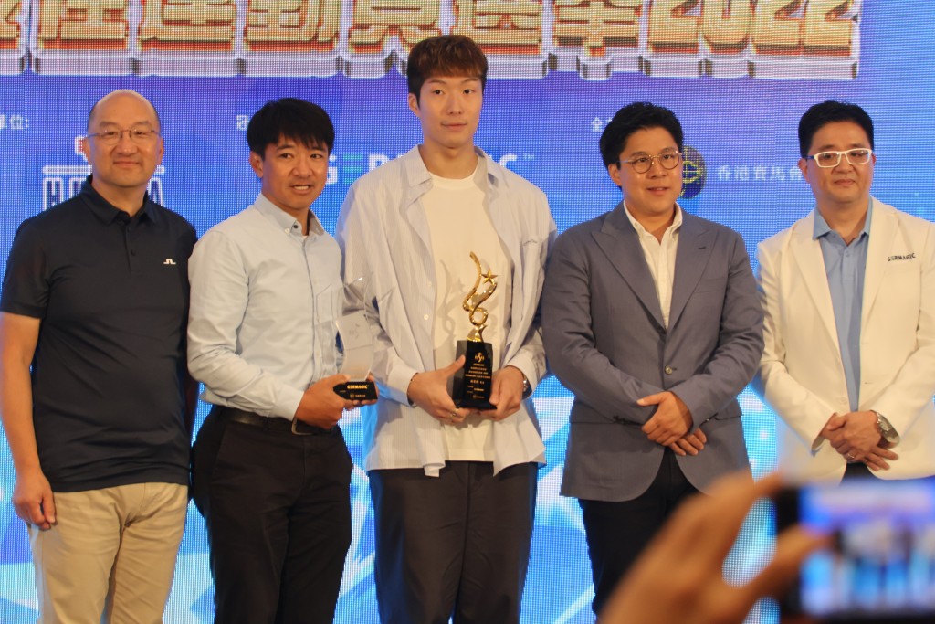 张家朗（中）当选体记协最佳运动员，黄金宝（左二）得体坛名人堂大奖。 资料图片