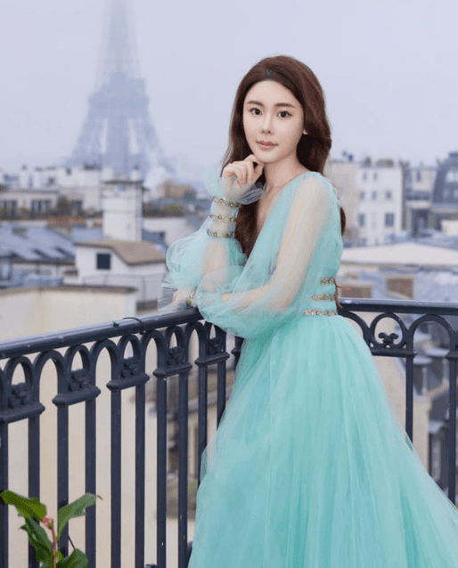 蔡天凤不时出席法国巴黎时装周活动。