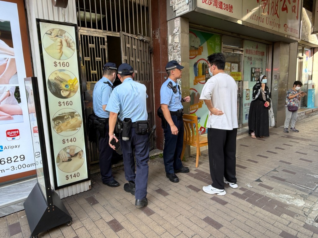 警員在大廈調查。