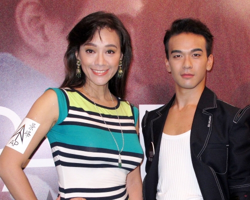 庞景峰与母亲郭秀云。资料图片