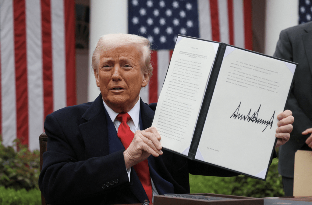 美国国际贸易法院周三（4日）颁下重磅裁决，下令联邦政府必须向受影响进口商退还非法征收的「全球关税」及利息，估计涉及金额高达1,700亿美元（约1.3万亿港元）。路透社