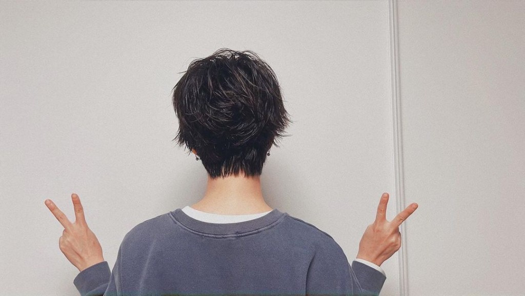 影埋背認證真短髮。