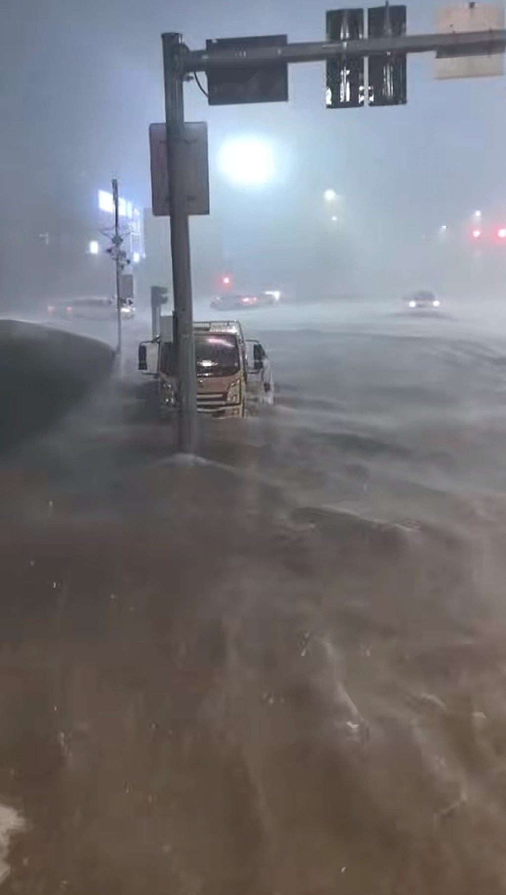 內蒙古鄂爾多斯暴雨已致3人死亡、3人失蹤。抖音@高某人的朋友圈 