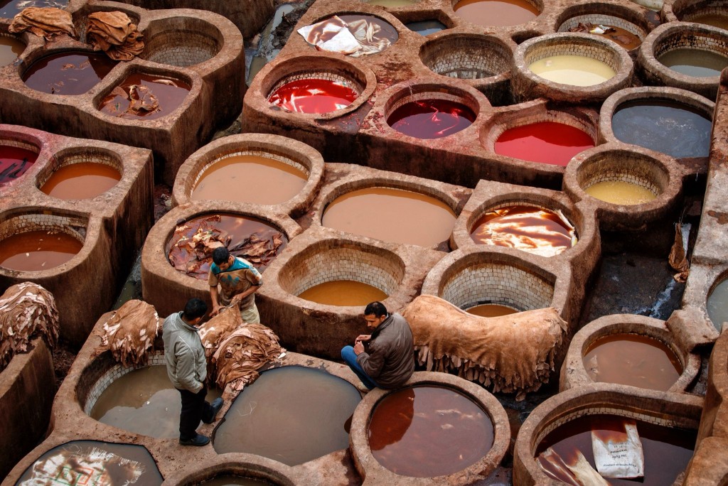 在稍為右手邊拍攝，染缸排列看上去 就會對角線排列，構圖將工人安排在 左下方的黃金點位置。