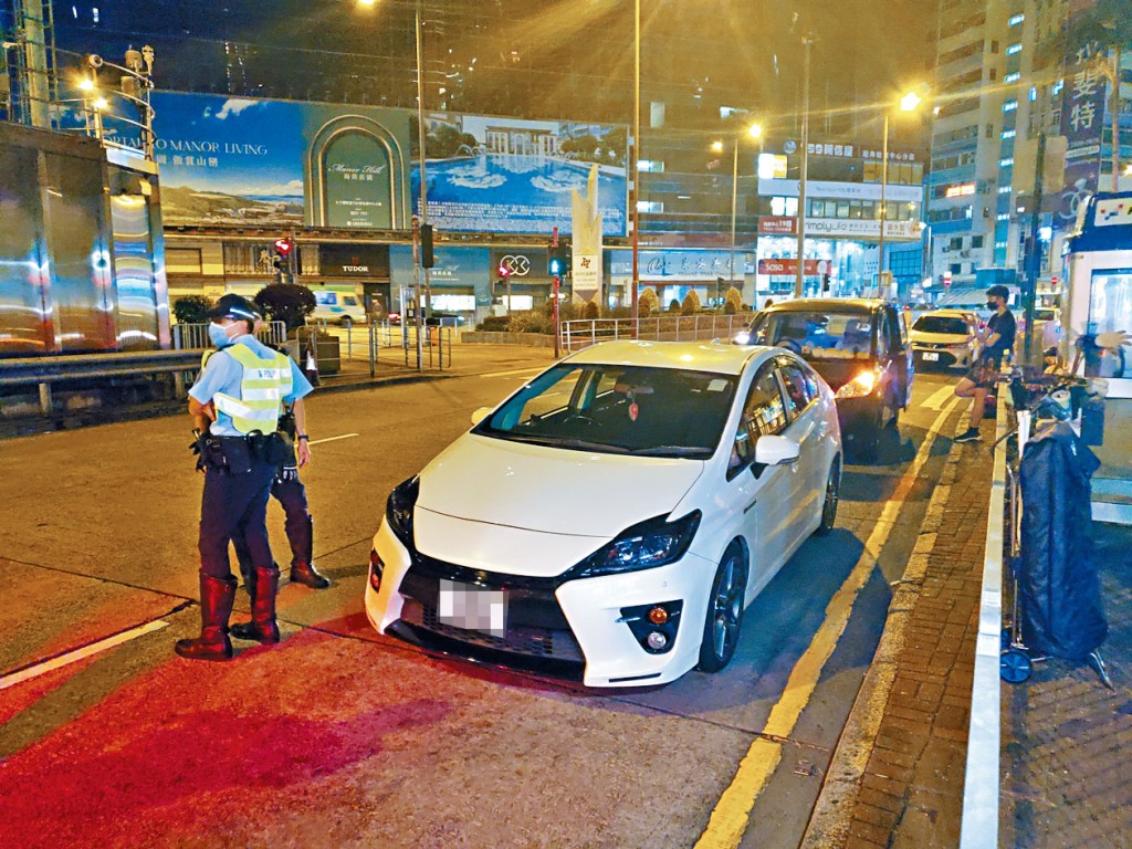 私家車失控碰撞七人車，司機「醉駕」被捕，警方在車旁調查。