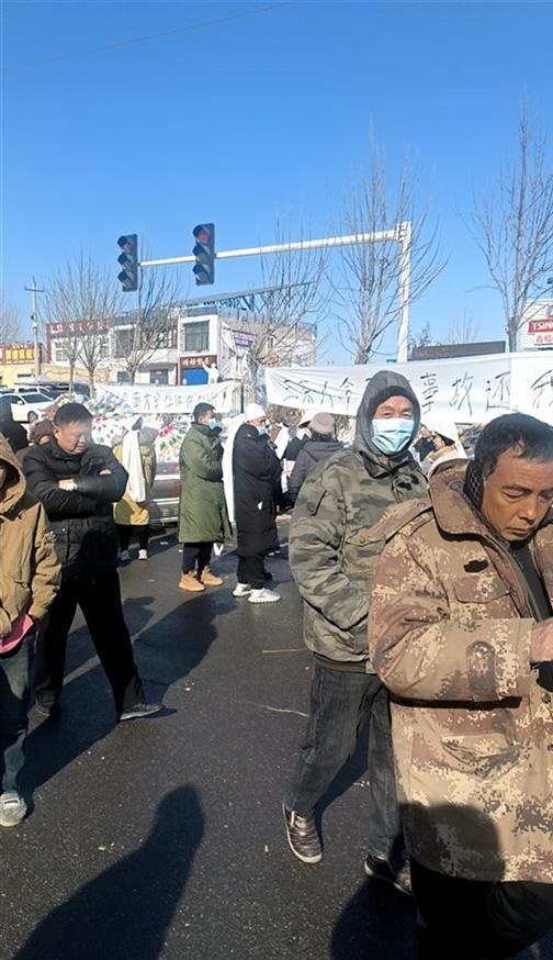 河南發生吃火鍋中一氧化碳致3死3傷事故，事後有家屬示威要求追究責任。微博 