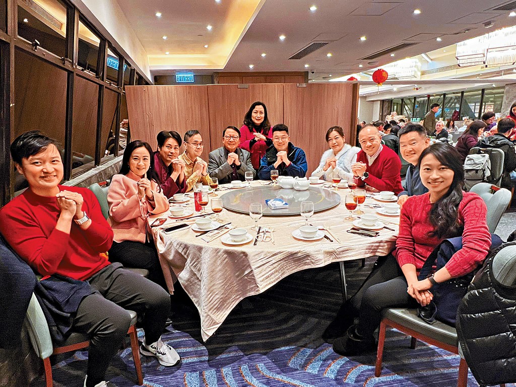 陳國基年初三邀20名立法會議員到沙田一間屋邨酒樓吃「開年飯」，支持本地食肆並鼓勵市民留港消費。