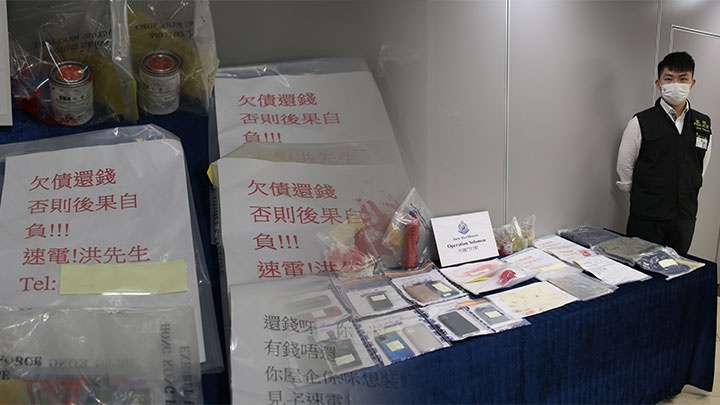 警方拘捕14名男女。