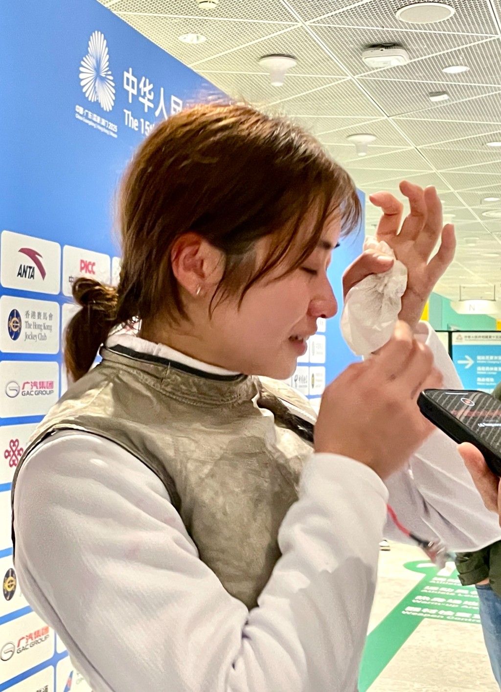 鄭曉為在賽後訪問時談到比賽時發揮不到應有水平時,忍不住流下眼淚。徐嘉華攝 鄭曉為在賽後訪問時談到比賽時發揮不到應有水平時,忍不住流下眼淚。徐嘉華攝